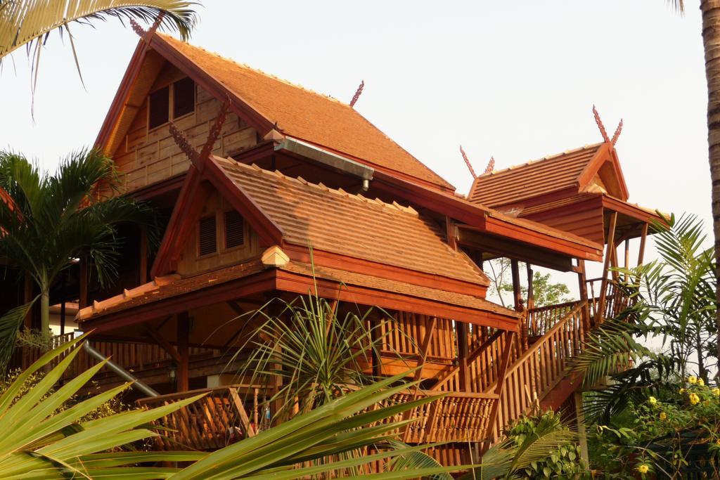 Golden Teak Home Resort Saraphi Værelse billede