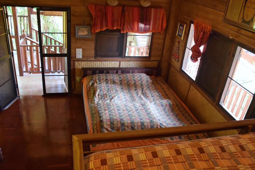 Golden Teak Home Resort Saraphi Værelse billede